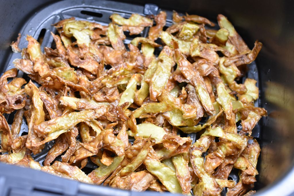 Chips af kartoffelskræller i airfryer el. ovn
