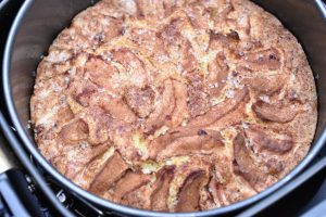 Kokoskage med æbler i airfryer - nem opskrift 