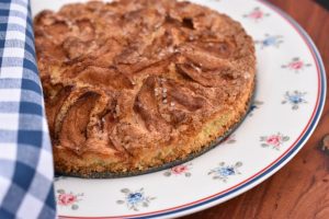 Kokoskage med æbler i airfryer - nem opskrift 