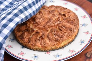 Kokoskage med æbler i airfryer - nem opskrift