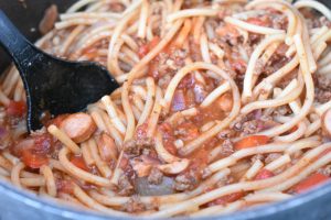 One pot pasta med kødsovs - nem opskrift