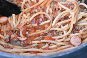 One pot pasta med kødsovs - nem opskrift