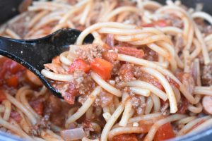One pot pasta med kødsovs - nem opskrift