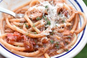 One pot pasta med kødsovs - nem opskrift