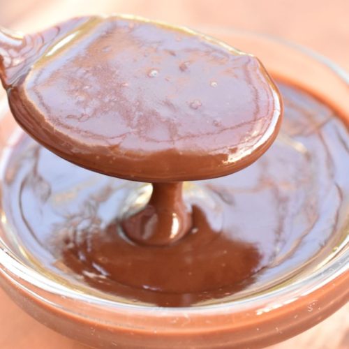 Hjemmelavet chokoladesovs til is og desserter