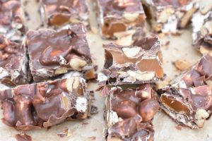 Rocky road med Dumle og peanuts - opskrift