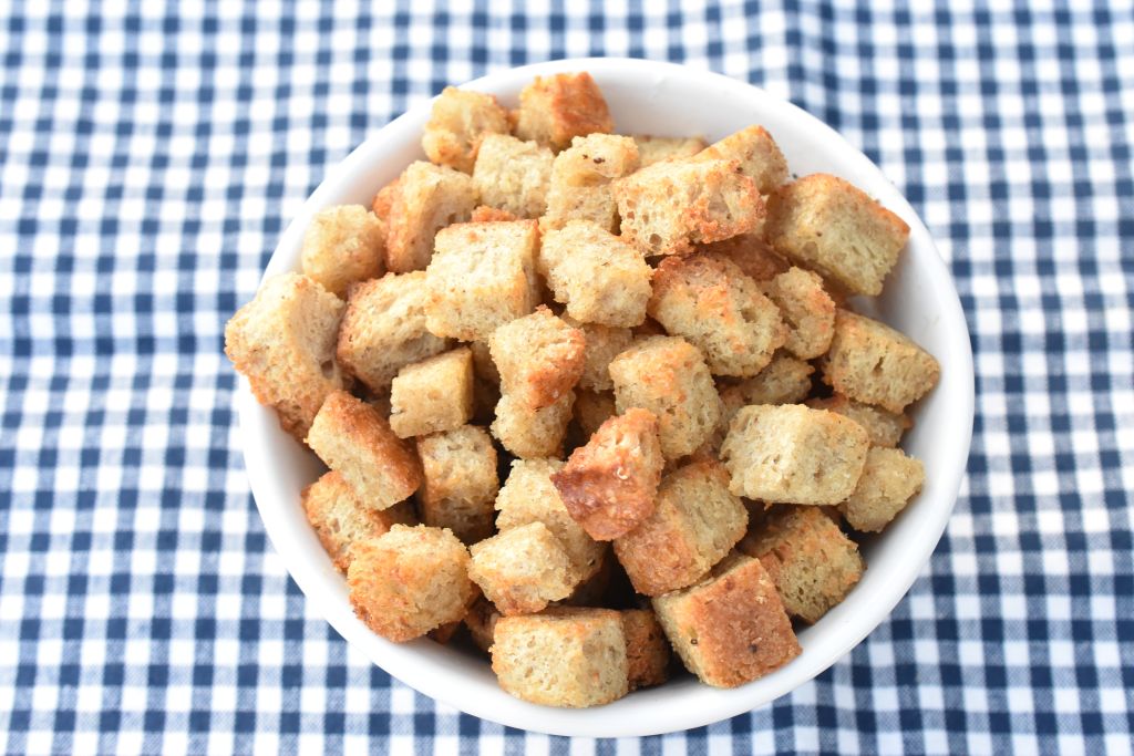 Croutoner i airfryer - opskrift på brødcroutoner