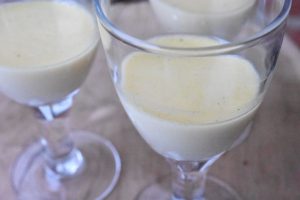 Panna cotta med saltkaramel - dessert i glas