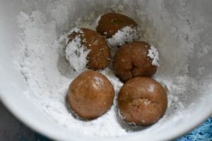 Jule crinkle cookies med kanel - nem opskrift