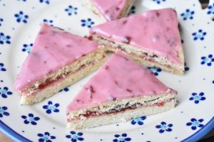 Kirsebærsnitter som små nissehuer - opskrift