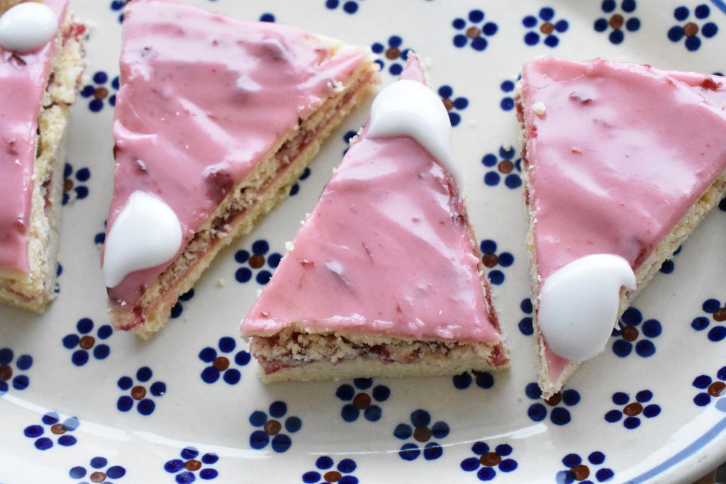 Kirsebærsnitter som små nissehuer - opskrift