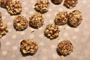 Trøfler med nougat og nødder - nem fudge