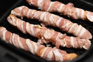 Pølser i svøb i airfryer - nemme bacon pølser