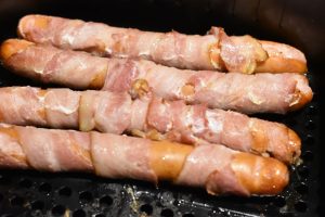 Pølser i svøb i airfryer - nemme bacon pølser