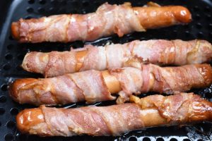 Pølser i svøb i airfryer - nemme bacon pølser