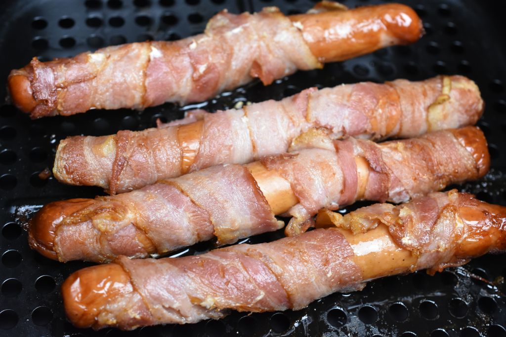 Pølser i svøb i airfryer - nemme bacon pølser