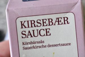 Juleboller med kirsebærsauce og marcipan