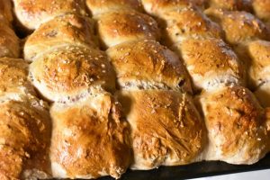 Juleboller med kirsebærsauce og marcipan