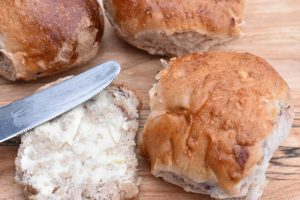 Juleboller med kirsebærsauce og marcipan