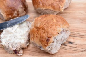 Juleboller med kirsebærsauce og marcipan