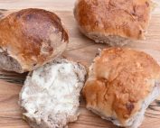 Juleboller med kirsebærsauce og marcipan