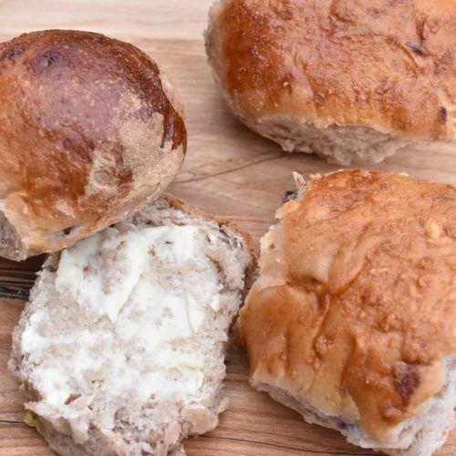 Juleboller med kirsebærsauce og marcipan