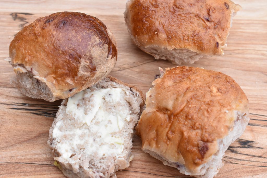 Juleboller med kirsebærsauce og marcipan