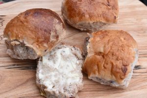 Juleboller med kirsebærsauce og marcipan