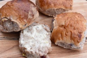 Juleboller med kirsebærsauce og marcipan