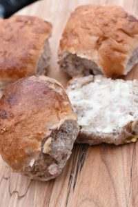 Juleboller med kirsebærsauce og marcipan