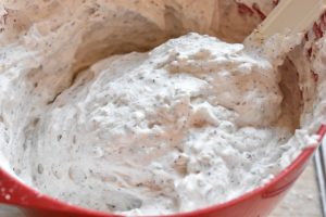 Budapestrulle opskrift - nøddemarengs roulade