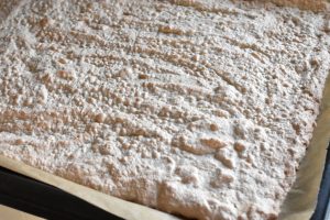 Budapestrulle opskrift - nøddemarengs roulade