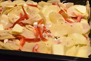 Kartoffelfad med bacon, feta og peberfrugt