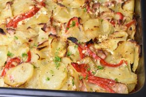 Kartoffelfad med bacon, feta og peberfrugt 