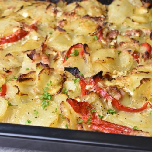 Kartoffelfad med bacon, feta og peberfrugt