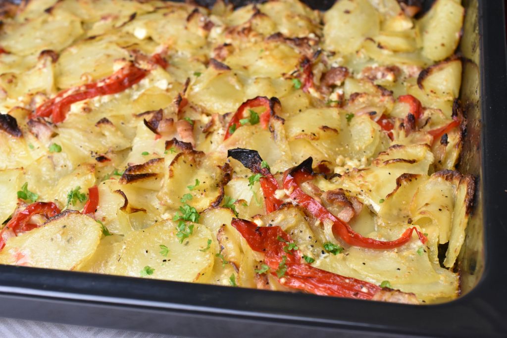 Kartoffelfad med bacon, feta og peberfrugt