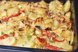 Kartoffelfad med bacon, feta og peberfrugt 