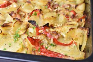 Kartoffelfad med bacon, feta og peberfrugt 