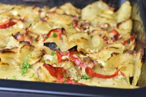 Kartoffelfad med bacon, feta og peberfrugt 