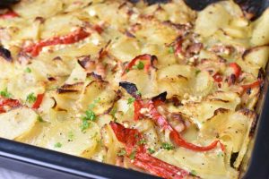 Kartoffelfad med bacon, feta og peberfrugt 