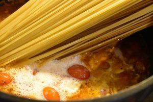 One pot pasta med chorizo, fløde og tomat