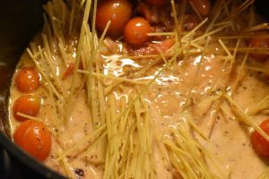 One pot pasta med chorizo, fløde og tomat