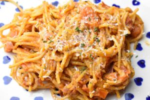 One pot pasta med chorizo, fløde og tomat