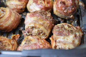 Hakkebøf i airfryer -opskrift på bøf med bacon