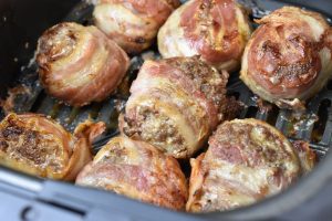Hakkebøf i airfryer -opskrift på bøf med bacon 