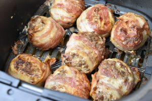 Hakkebøf i airfryer -opskrift på bøf med bacon 