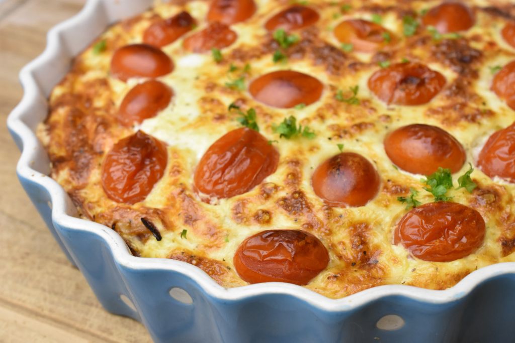 Tærte med hytteost, tomat & løg - opskrift