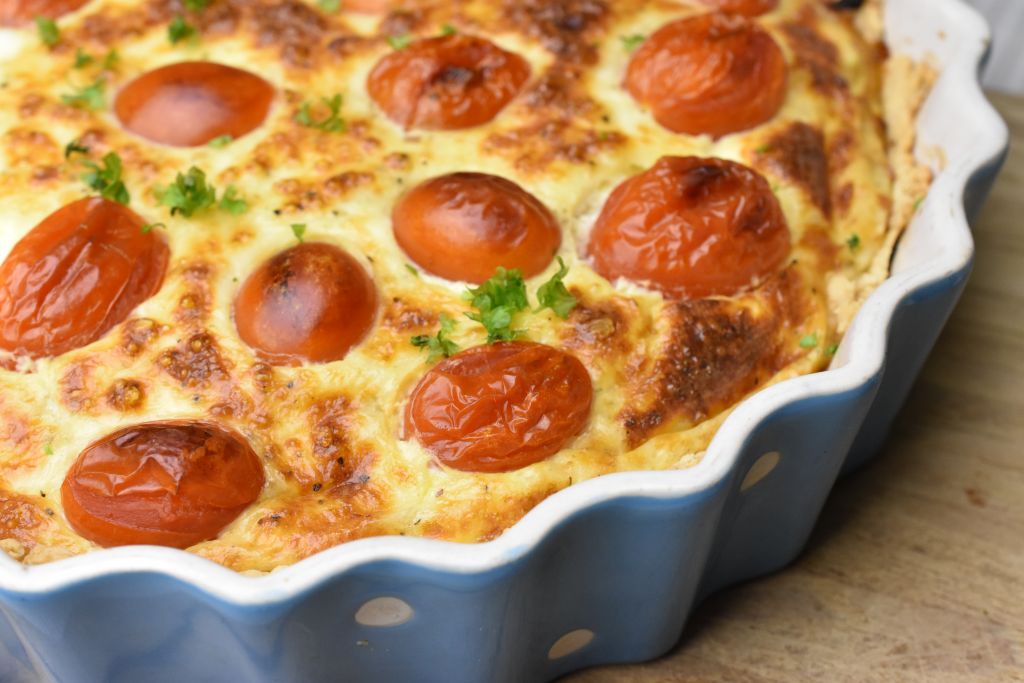 Tærte med hytteost, tomat & løg - opskrift