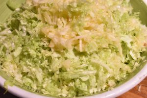 Spidskålssalat med rejer og æble - opskrift. God som forret
