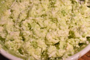 Spidskålssalat med rejer og æble - opskrift. God som forret